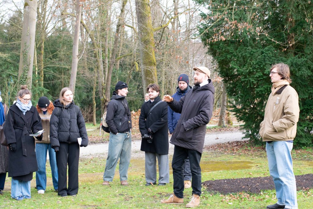 Studierendengruppe bei der Besichtigung des Parks © Dajana Saric